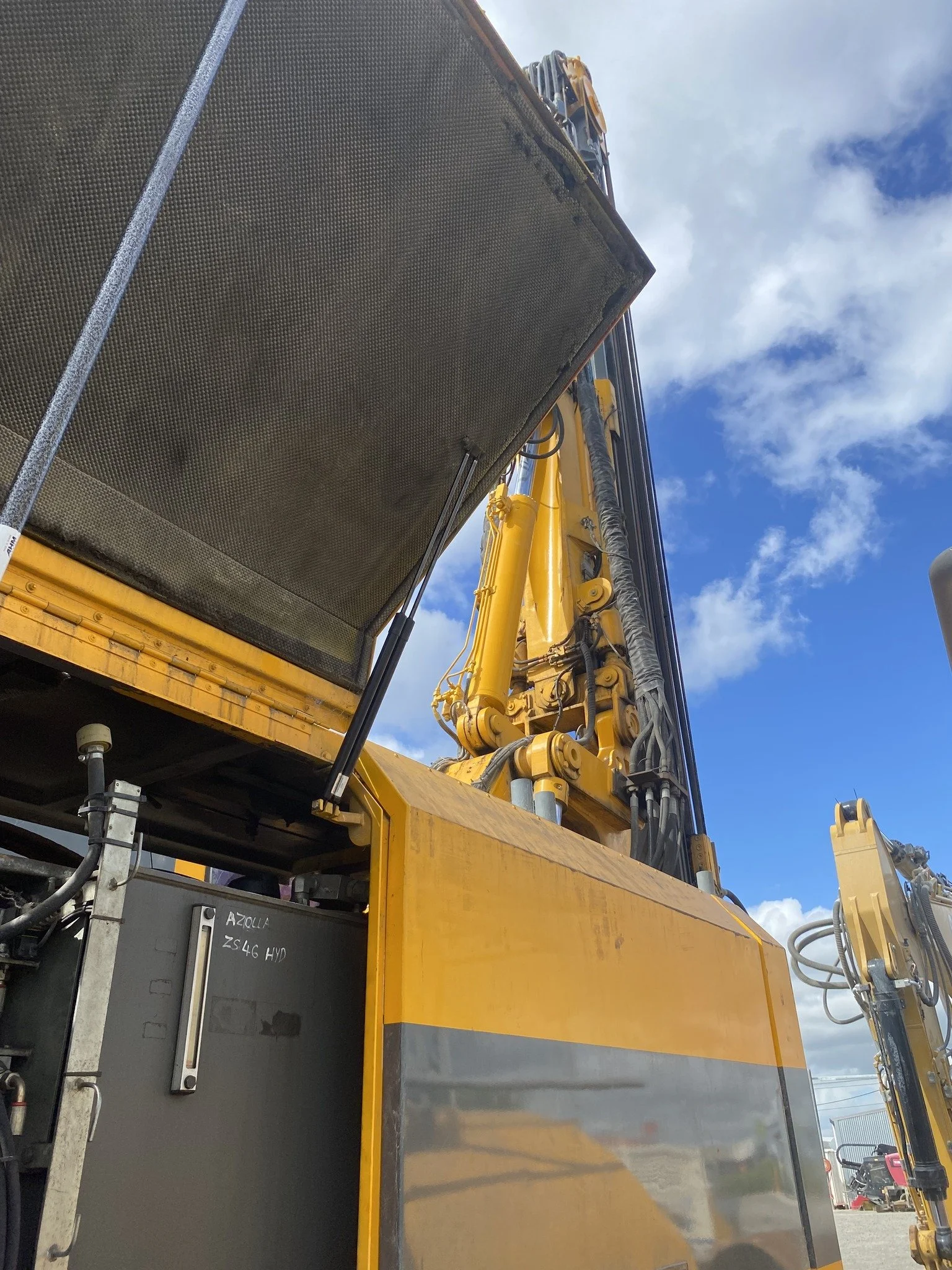 Industrial gas strut on crane - Gas Struts HB