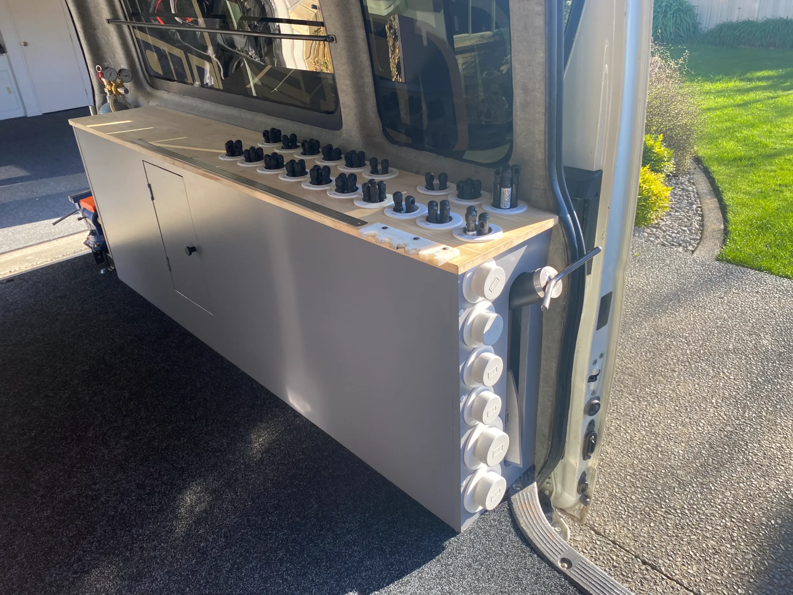 On-site gas strut service